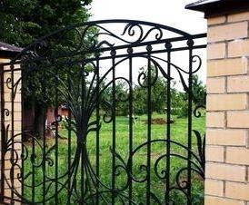 Кованый забор с кирпичными столбами с установкой Ижевск