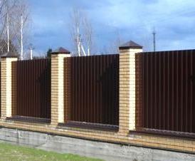 Кирпичный забор с профнастилом с установкой Омск