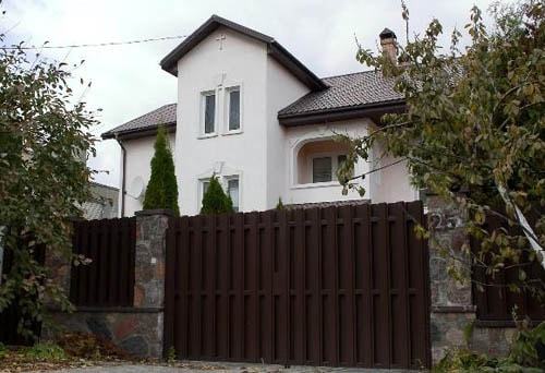 Металлический забор из штакетника