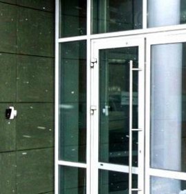 Алюминиевые двери со стеклом входные Москва