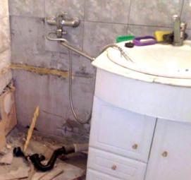 Демонтаж плитки в туалете Омск