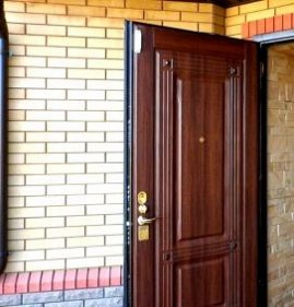 Дверь входная деревянная с коробкой уличная Санкт-Петербург