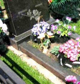 Искусственный газон на кладбище Москва