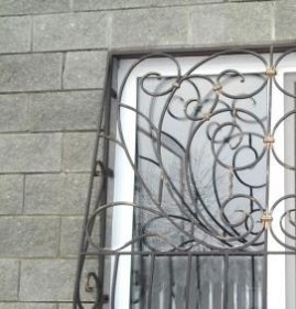 Изготовление и установка металлических решеток на окна Москва