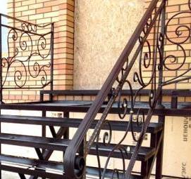 Лестницы на больцах с художественной ковкой Челябинск