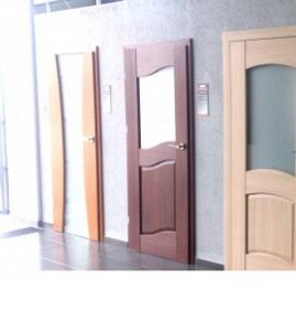 Межкомнатные двери с вертикальным стеклом Иркутск