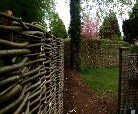 Плетеный забор из лозы с установкой Краснодар