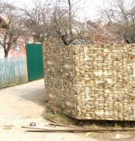 Забор из профнастила и шлакоблока. Особенности материала | Стоительство и дома под ключ