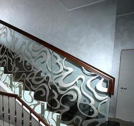 стеклянное ограждение деревянной лестницы Омск