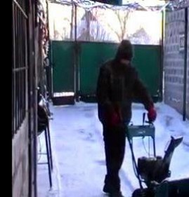 уборка снега во дворе Архангельск