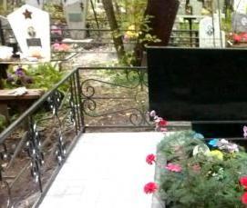 Укладка тротуарной плитки на могиле Томск