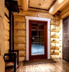 Входная дверь в деревянный дом Новосибирск