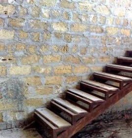 Закрытая металлическая лестница Омск