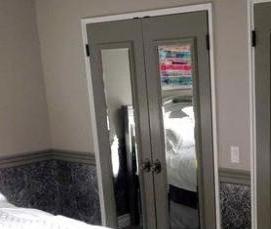 Белая межкомнатная дверь с зеркалом - модель 2