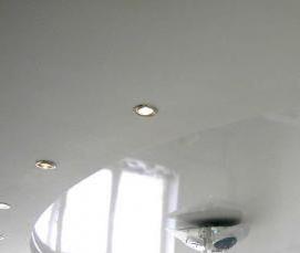 Белые глянцевые натяжные потолки глянцевые - модель 1