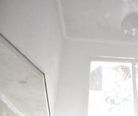 Белые глянцевые натяжные потолки глянцевые - модель 3