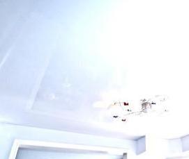 Белые глянцевые натяжные потолки глянцевые - модель 2