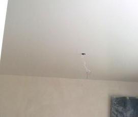 Белый натяжной потолок - вариант 4