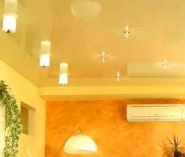 Белый натяжной потолок с черными светильниками - тип 4