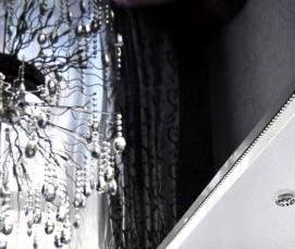 Белый натяжной потолок с черными светильниками - тип 3