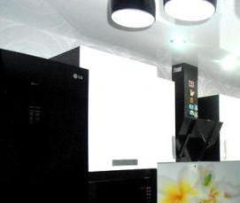 Белый натяжной потолок с черными светильниками - тип 2