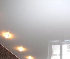 Белый парящий натяжной потолок - модель 2