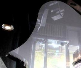 черно белый натяжной потолок - модель 1