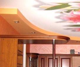 цветные одноуровневые натяжные потолки - тип 1