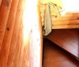 Деревянная лестница из бревна - модель 2