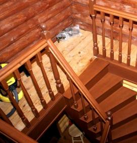 Деревянная лестница на дачу - модель 1