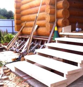 Деревянная лестница на крыльцо - вариант 2