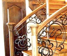 Деревянная лестница с кованными перилами - тип 1