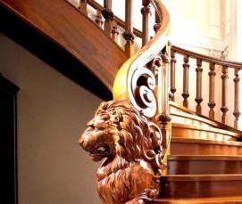 Деревянная лестница с кованными перилами - тип 2