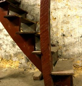 Деревянная лестница в подвал - тип 2