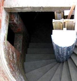 Деревянная лестница в погреб - модель 2