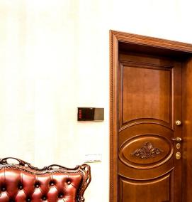 Деревянная входная дверь в квартиру - вариант 3