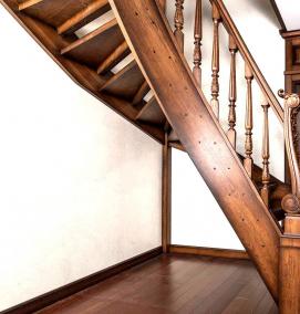 Деревянные лестницы в частном доме - вариант 1