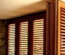 Деревянные окна со ставнями - тип 2