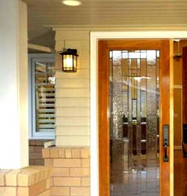 Дверь пластиковая со стеклом входная - тип 4