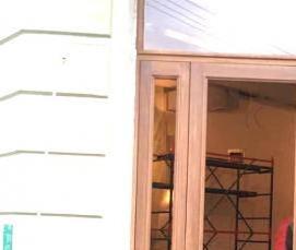 Дверь входная деревянная уличная со стеклом - тип 4