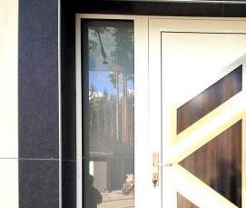 Дверь входная металлопластиковая со стеклом - вариант 3