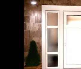 Дверь входная пластиковая утепленная со стеклом - тип 1