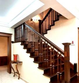 Двухмаршевая деревянная лестница - модель 1