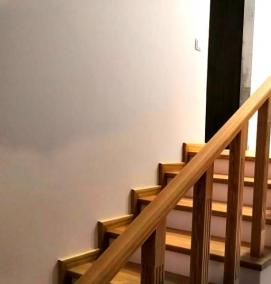 Двухмаршевая деревянная лестница - модель 4