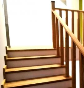 Двухмаршевая деревянная лестница - модель 2