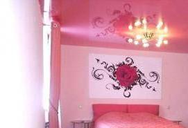 Глянцевые натяжные потолки розовые - модель 3