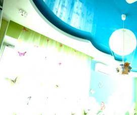 Голубой глянцевый натяжной потолок - тип 1