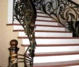 Кованые ограждения для лестниц внутри дома - вариант 1