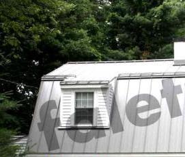 Кровля из оцинкованной стали с настенными желобами - вариант 1