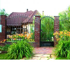 Ландшафтный дизайн возле забора - модель 1